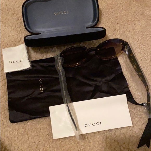 💕HOST PICK 💕Gucci sunglasses - Picture 5 of 7